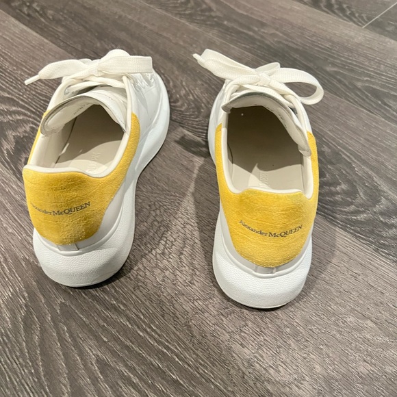 Alexander McQueen Oversized White Yellow - Picture 2 of 6